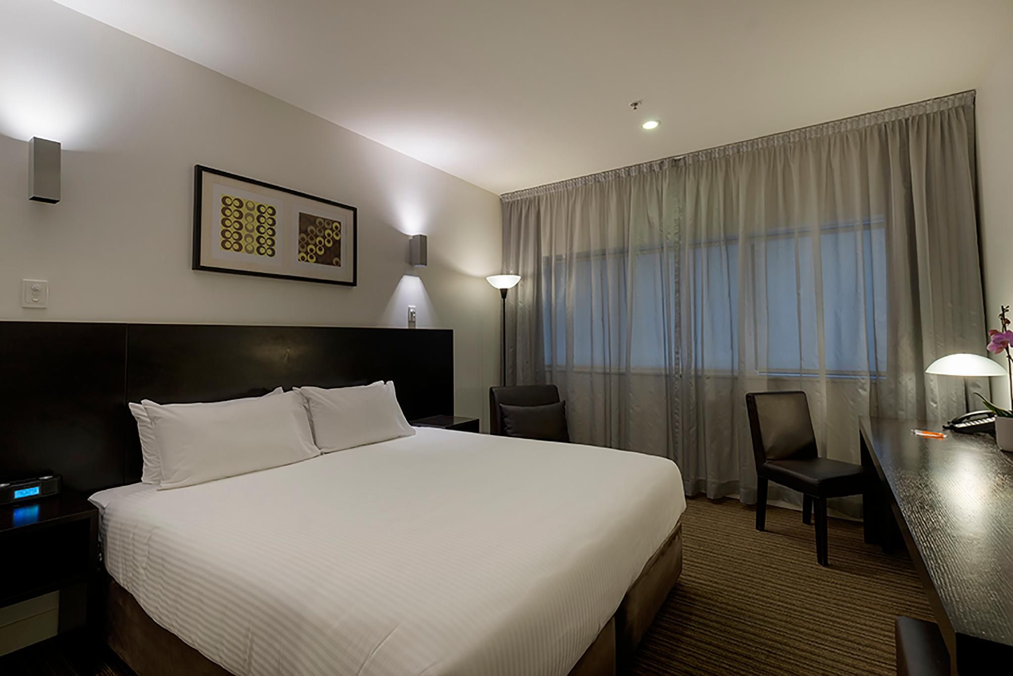 Causeway 353 Hotel Deluxe King Room 2