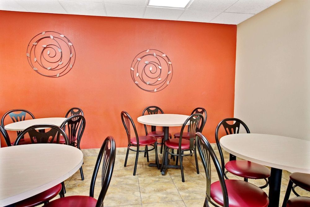 undefined Super 8 by Wyndham Kissimmee/Maingate/Orlando Area 7