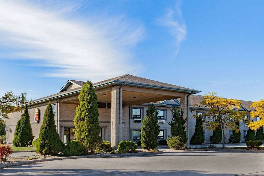 undefined Super 8 by Wyndham Ambassador Bridge Windsor ON 7