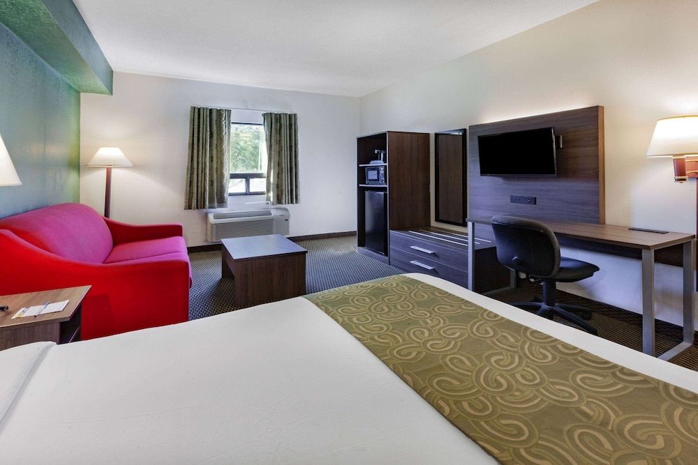 Super 8 by Wyndham Ambassador Bridge Windsor ON Room, 1 Queen Bed, Non Smoking (Second Floor) 2