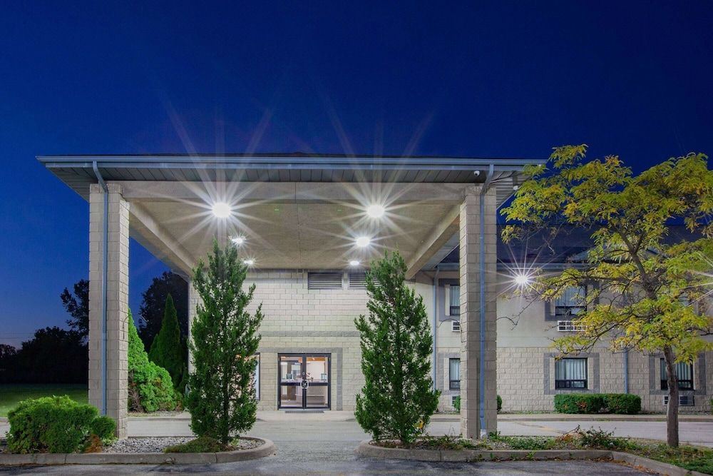 undefined Super 8 by Wyndham Ambassador Bridge Windsor ON 9