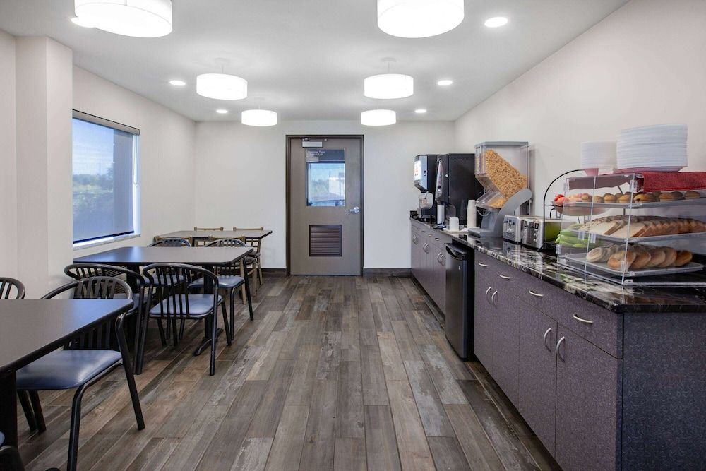 undefined Super 8 by Wyndham Ambassador Bridge Windsor ON 10