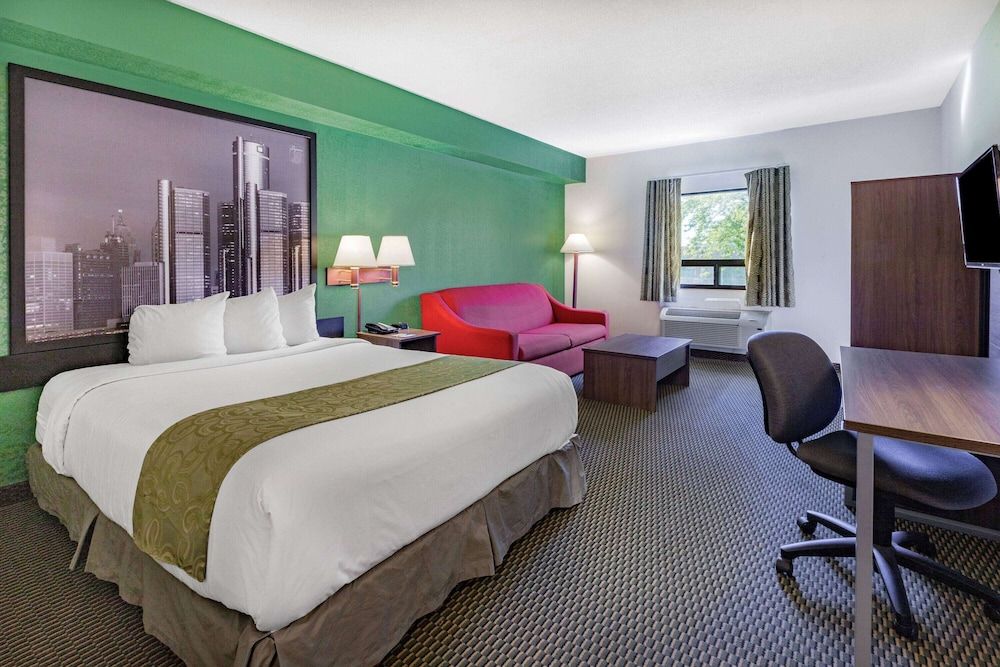 Super 8 by Wyndham Ambassador Bridge Windsor ON Room, 1 Queen Bed, Non Smoking (Second Floor) 3