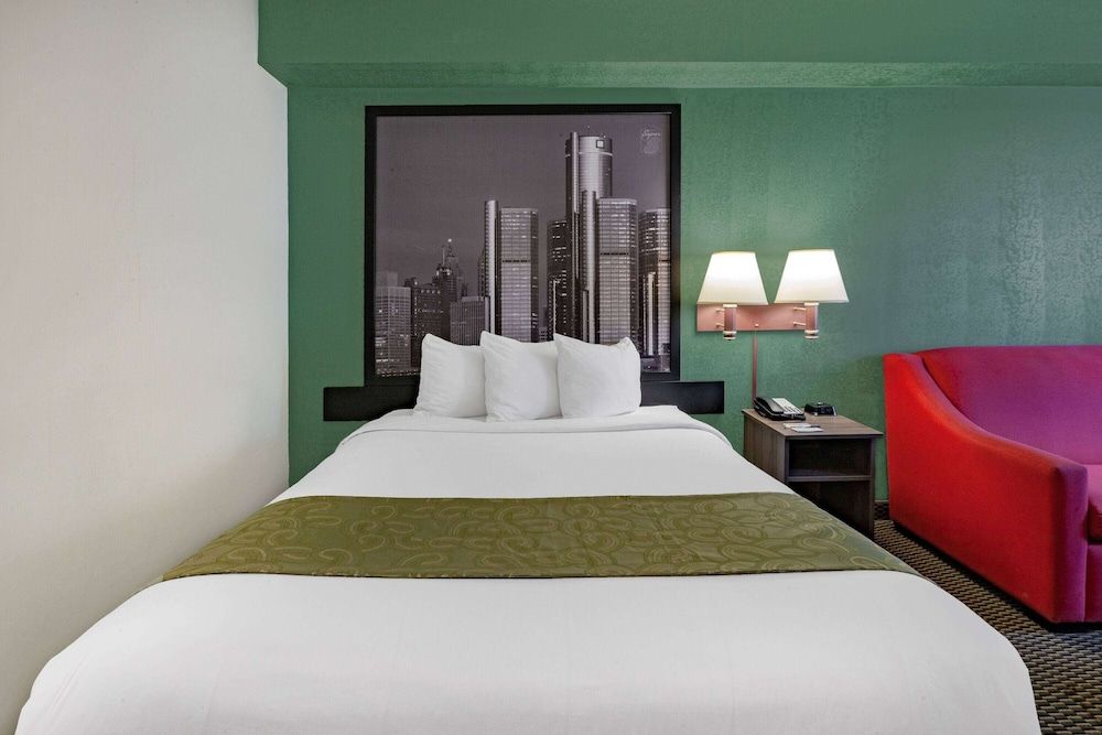 Super 8 by Wyndham Ambassador Bridge Windsor ON Room, 1 Queen Bed, Non Smoking (Second Floor) 4