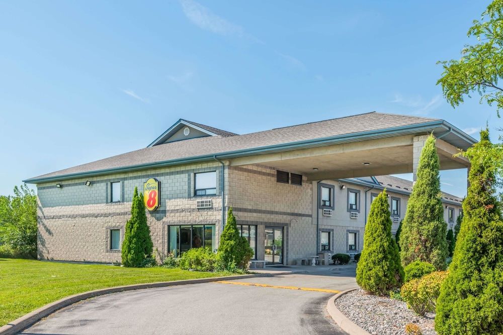undefined Super 8 by Wyndham Ambassador Bridge Windsor ON 5