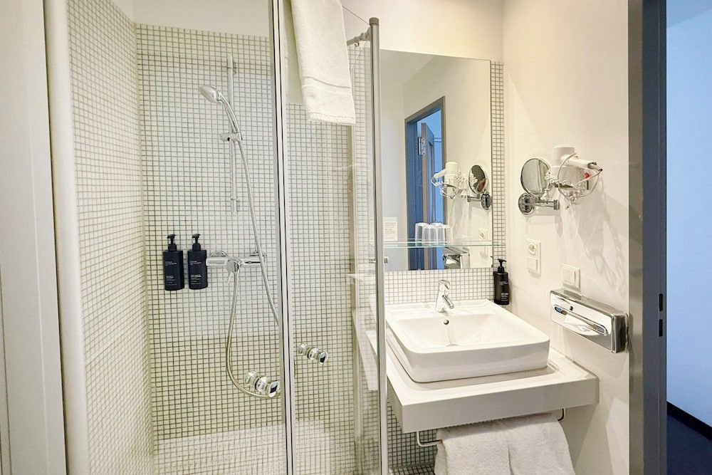 Garner Hotel Berlin - Gendarmenmarkt by IHG Standard Room, 1 Queen Bed 13