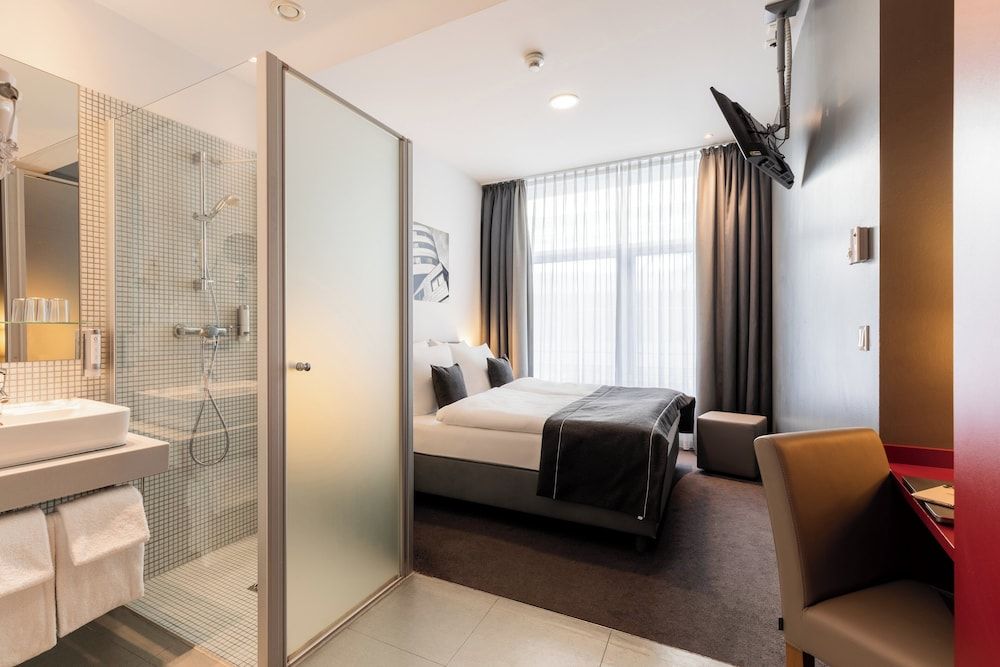 Garner Hotel Berlin - Gendarmenmarkt by IHG Standard Room, 1 Queen Bed