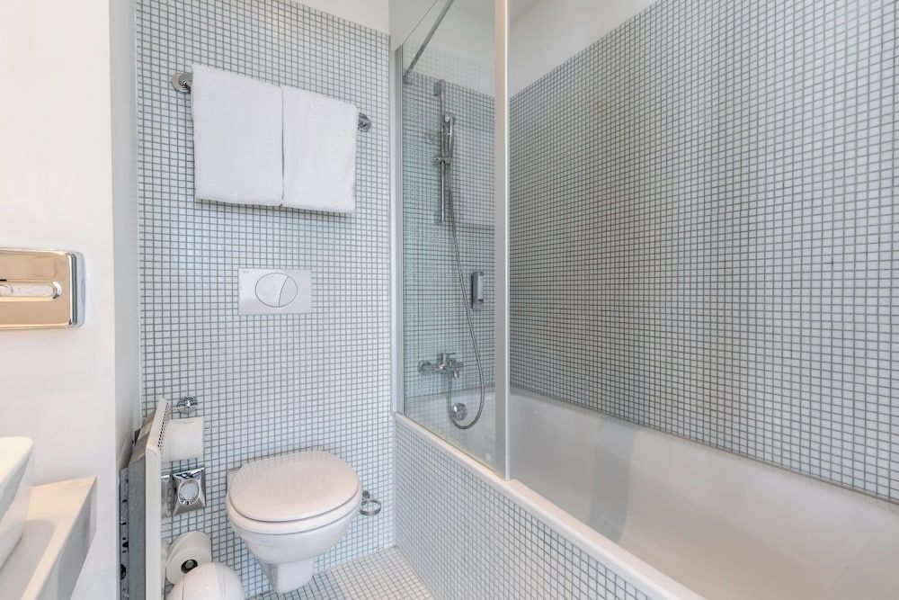 Garner Hotel Berlin - Gendarmenmarkt by IHG Standard Room, 1 Queen Bed 14