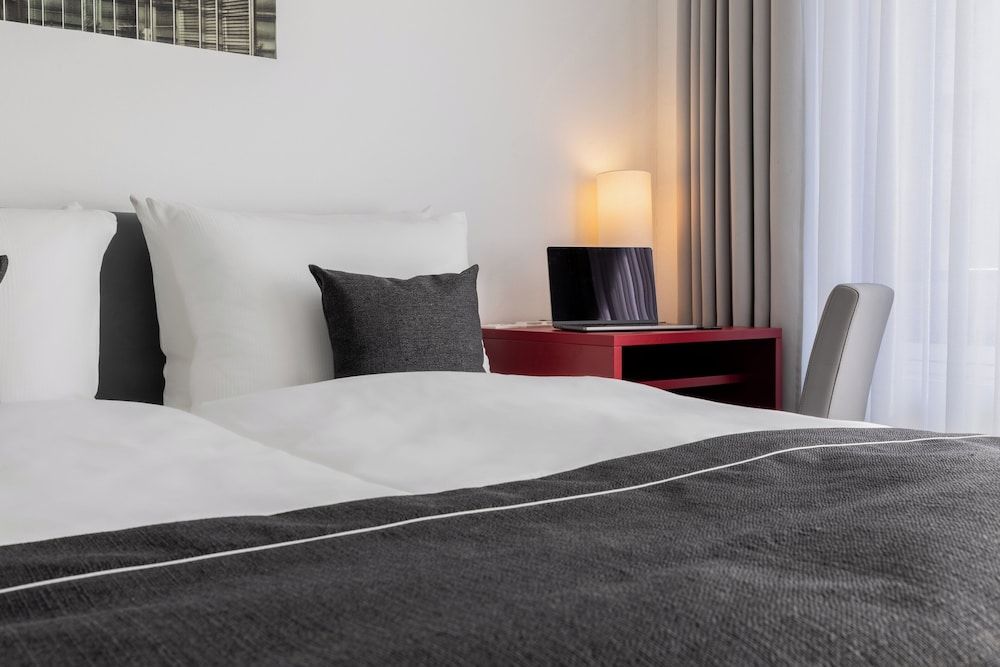 Garner Hotel Berlin - Gendarmenmarkt by IHG Standard Room, 1 Queen Bed 4