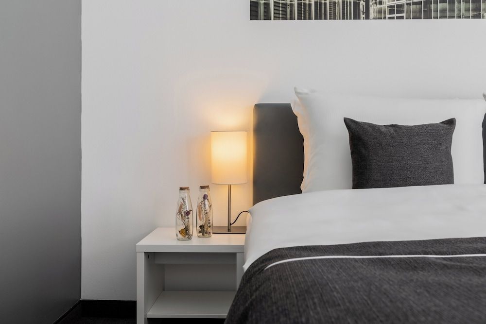 Garner Hotel Berlin - Gendarmenmarkt by IHG Standard Room, 1 Queen Bed 9