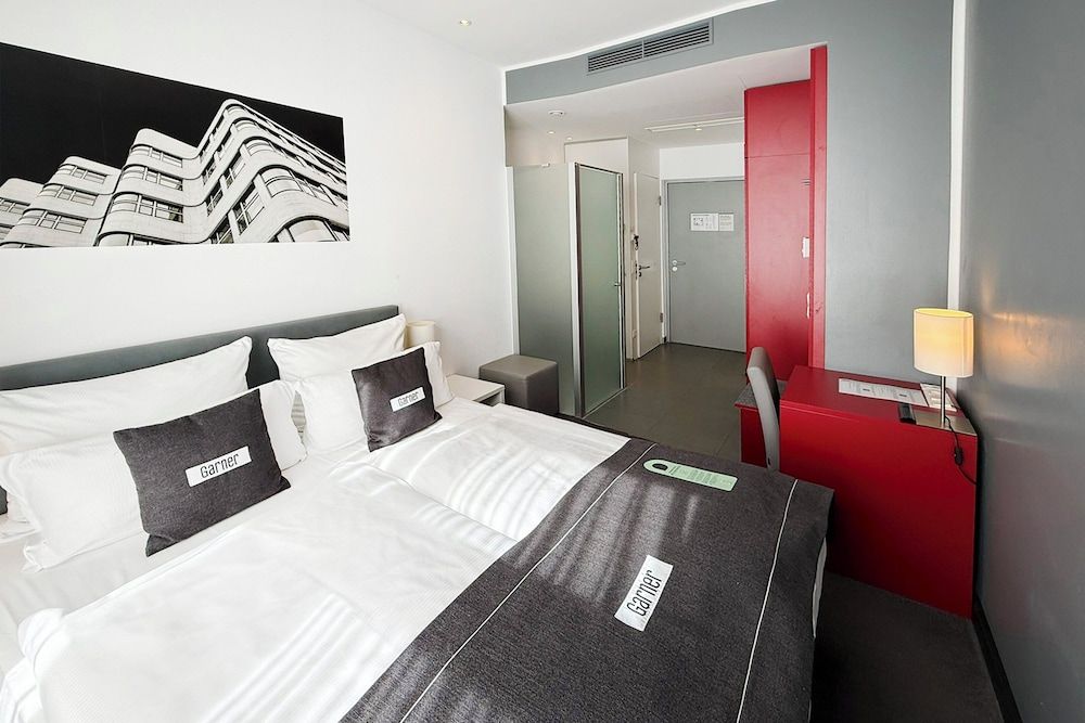 Garner Hotel Berlin - Gendarmenmarkt by IHG Standard Room, 1 Queen Bed 8