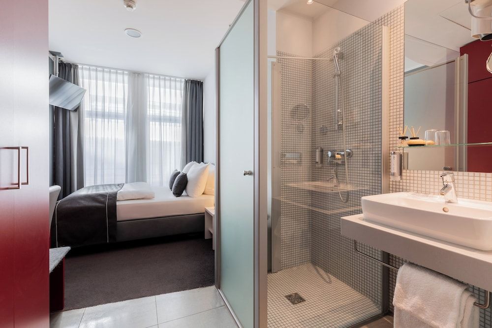 Garner Hotel Berlin - Gendarmenmarkt by IHG Standard Room, 1 Queen Bed 12