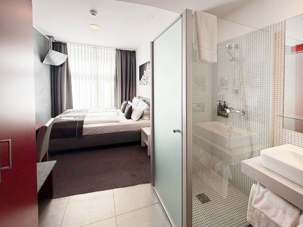 Garner Hotel Berlin - Gendarmenmarkt by IHG Standard Room, 1 Queen Bed 2