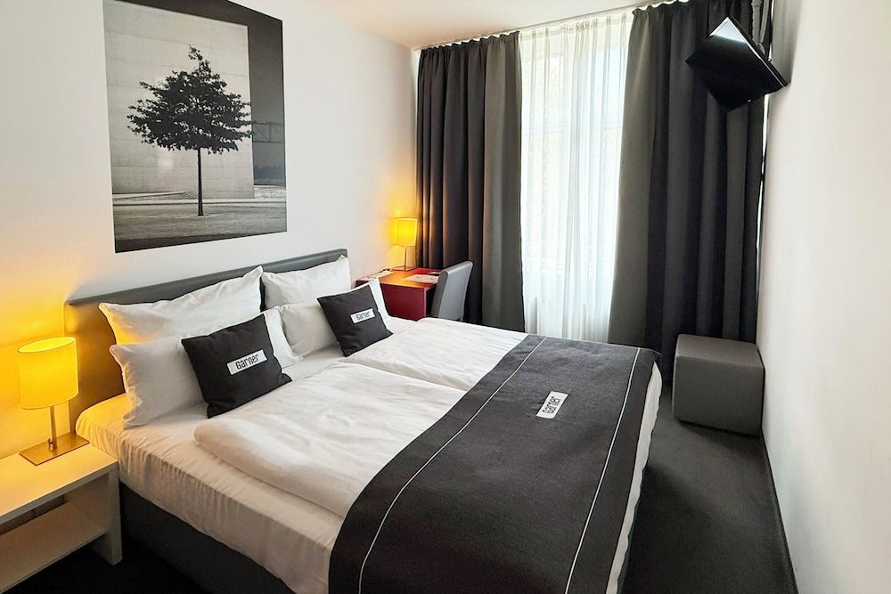 Garner Hotel Berlin - Gendarmenmarkt by IHG Standard Room, 1 Queen Bed 3