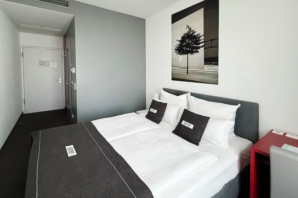 Garner Hotel Berlin - Gendarmenmarkt by IHG Standard Room, 1 Queen Bed 10