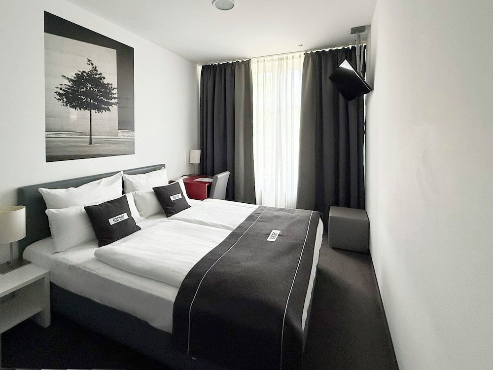 Garner Hotel Berlin - Gendarmenmarkt by IHG Standard Room, 1 Queen Bed 7
