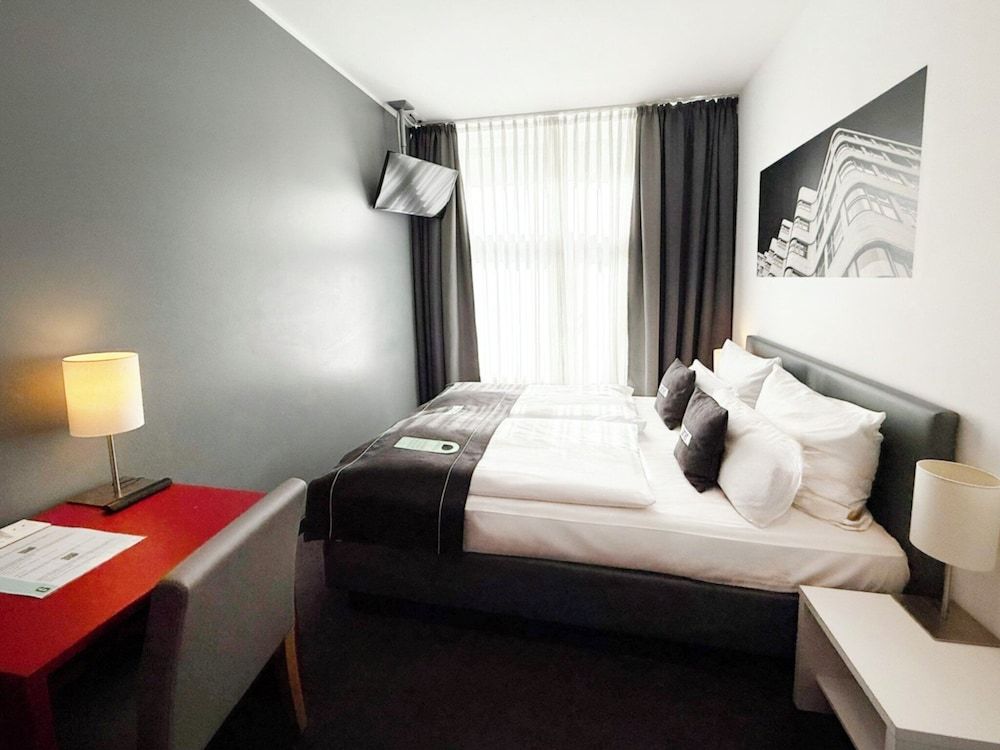 Garner Hotel Berlin - Gendarmenmarkt by IHG Standard Room, 1 Queen Bed 11