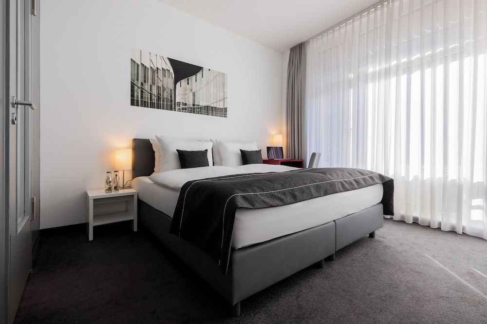 Garner Hotel Berlin - Gendarmenmarkt by IHG Standard Room, 1 Queen Bed 5