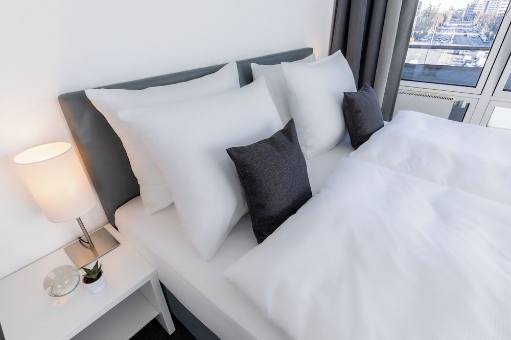 Garner Hotel Berlin - Gendarmenmarkt by IHG Standard Room, 1 Queen Bed 6