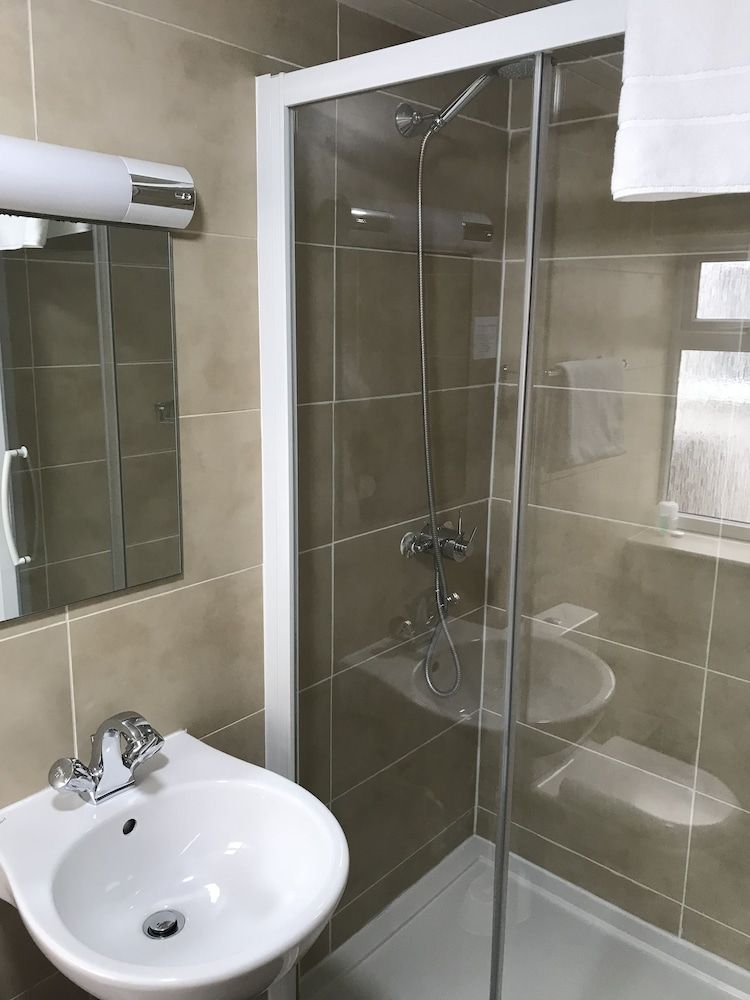 Warwick Lodge Twin Room 4