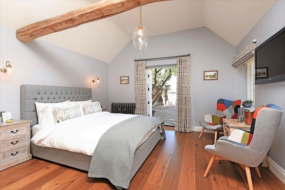 The Mill - Long Melford Deluxe King Room with Luxury Bath 9