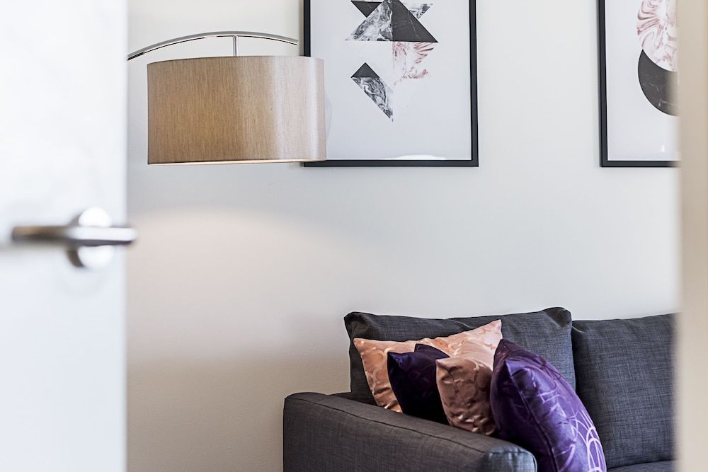 undefined Deluxe Kensington Apartment With Balcony 3