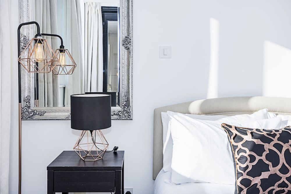 undefined Deluxe Kensington Apartment With Balcony 8