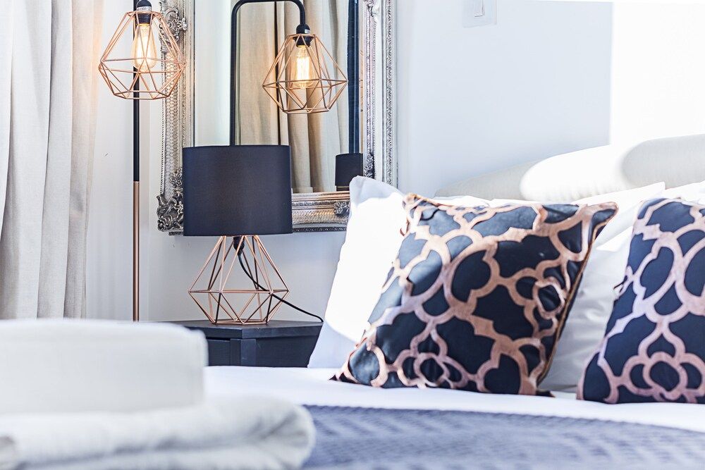 undefined Deluxe Kensington Apartment With Balcony 5