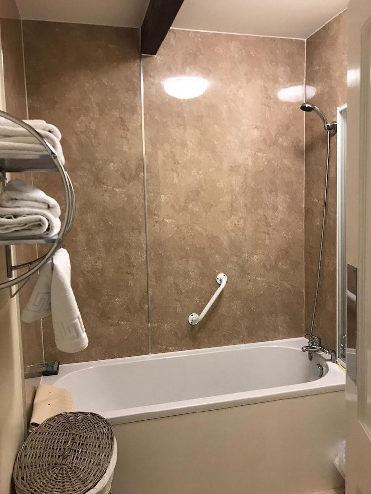 Red Lion Inn Standard Double or Twin Room, Ensuite (Main Building) 3