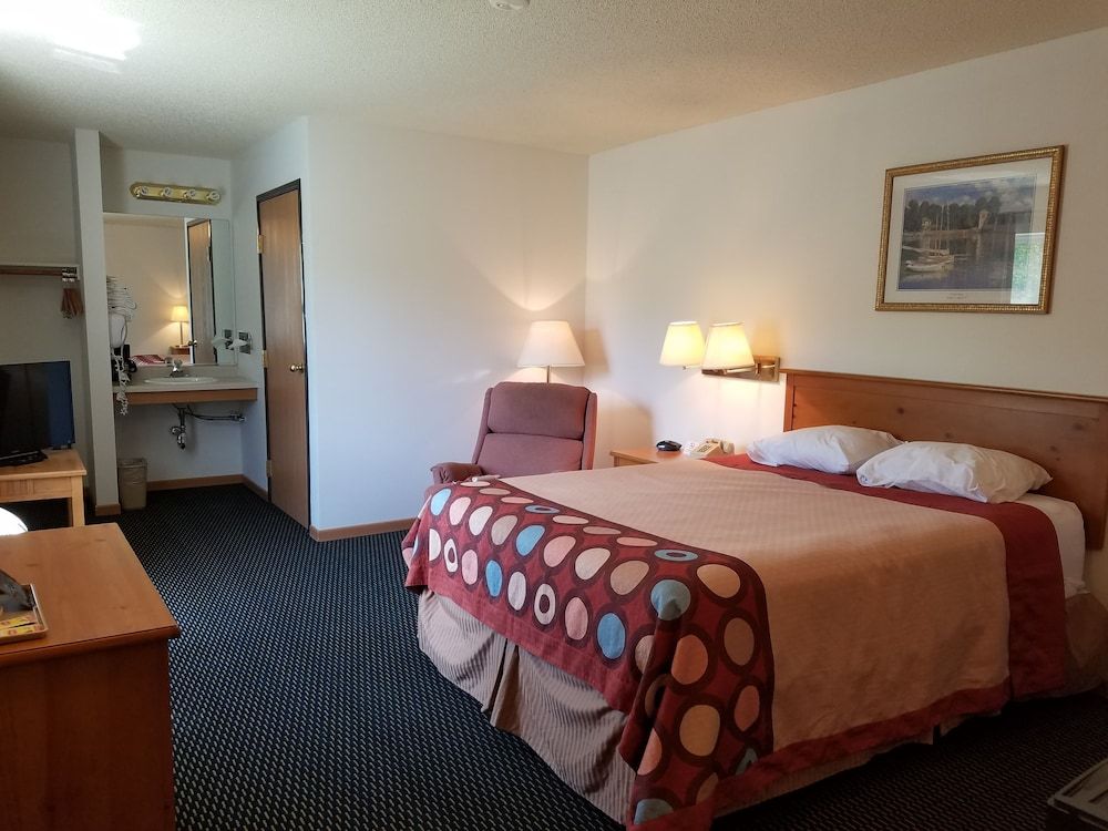 Room, 1 Queen Bed, Non Smoking, Refrigerator (Upgraded)