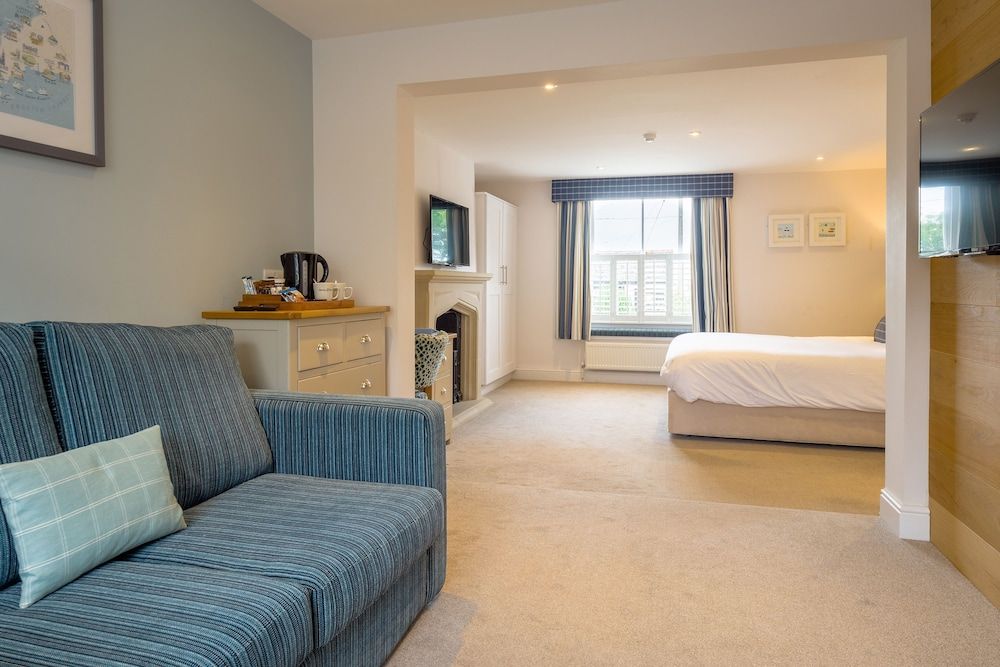 Rashleigh Arms Superior Suite, 1 King Bed, Partial Sea View, Ground Floor 4