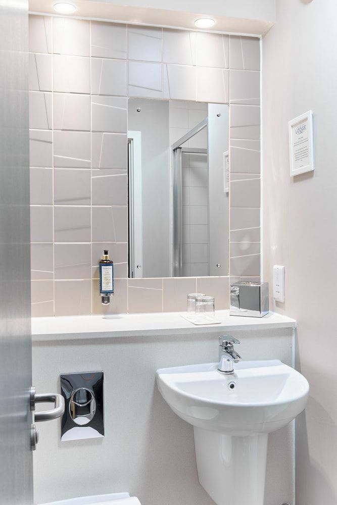 The Lodge Hotel Superior Double Room 3