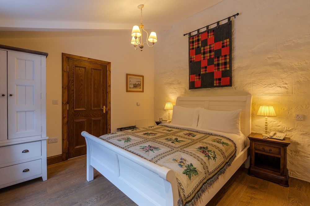 The Whispering Pine Lodge Small Double Room - Pet Friendly