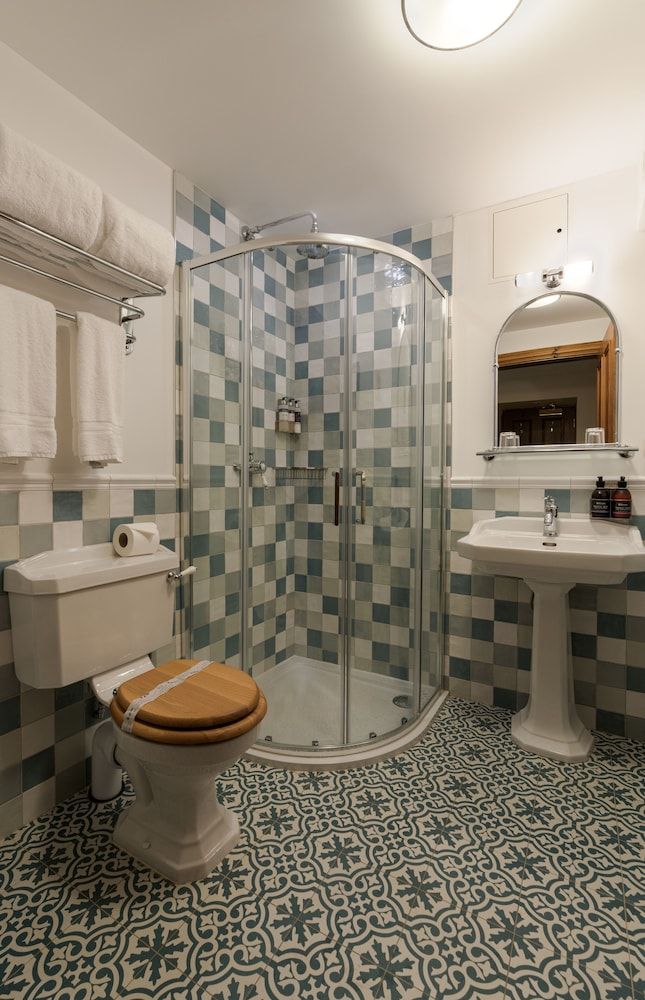 The Whispering Pine Lodge Double Guest Room Plus 4