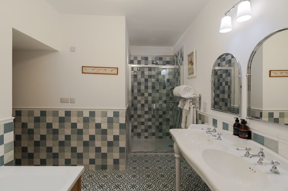 The Whispering Pine Lodge Four Poster Junior Suite 3