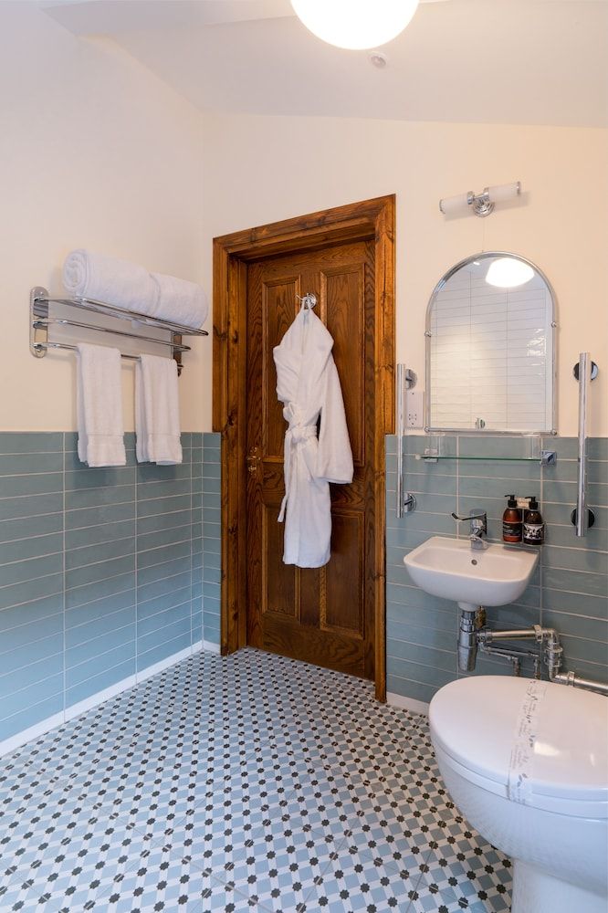 The Whispering Pine Lodge Small Double Room - Pet Friendly 4