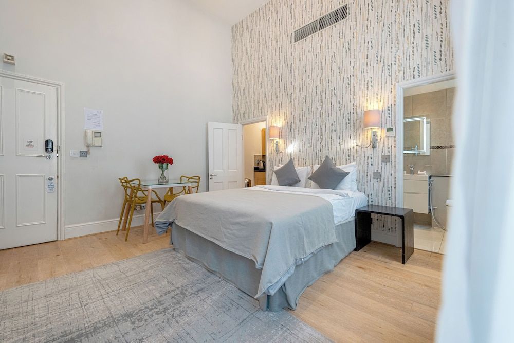 17 Hertford Street Deluxe Studio 2