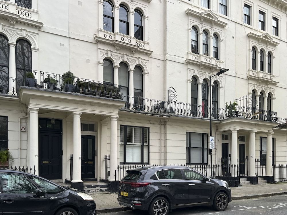 undefined The Bayswater Gardens - Bright & Central 3BDR Home in Bayswater 2