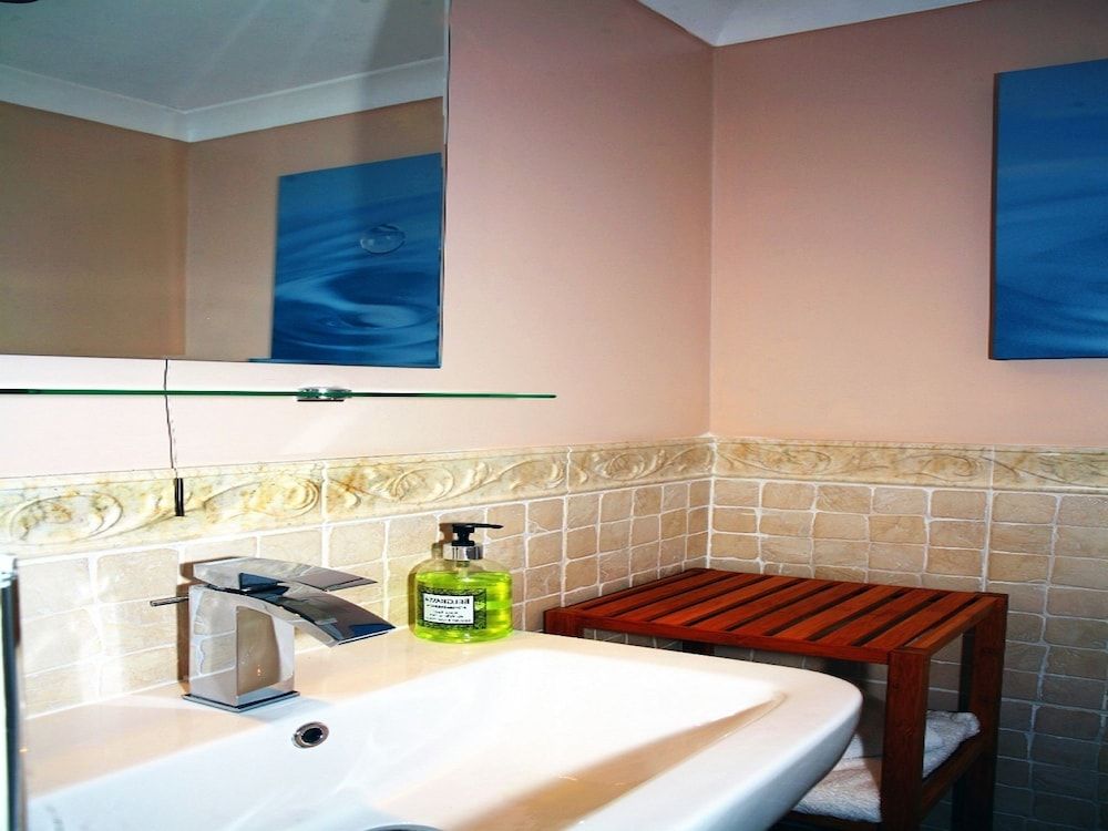 The Devonian Twin Room 4