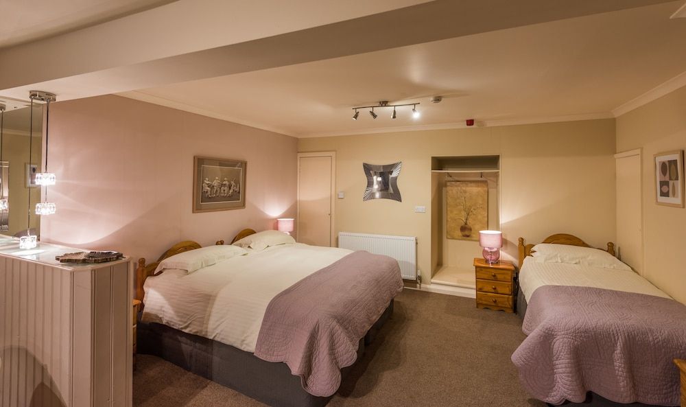 The Devonian Family Room 2