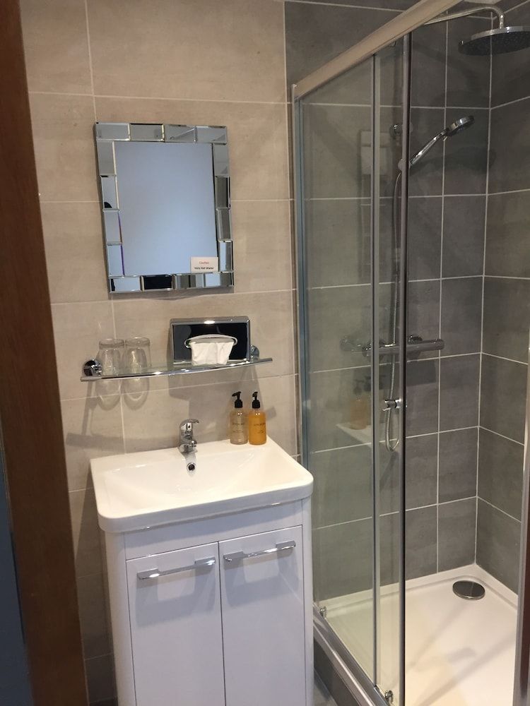 Purdy Lodge Twin Room 6