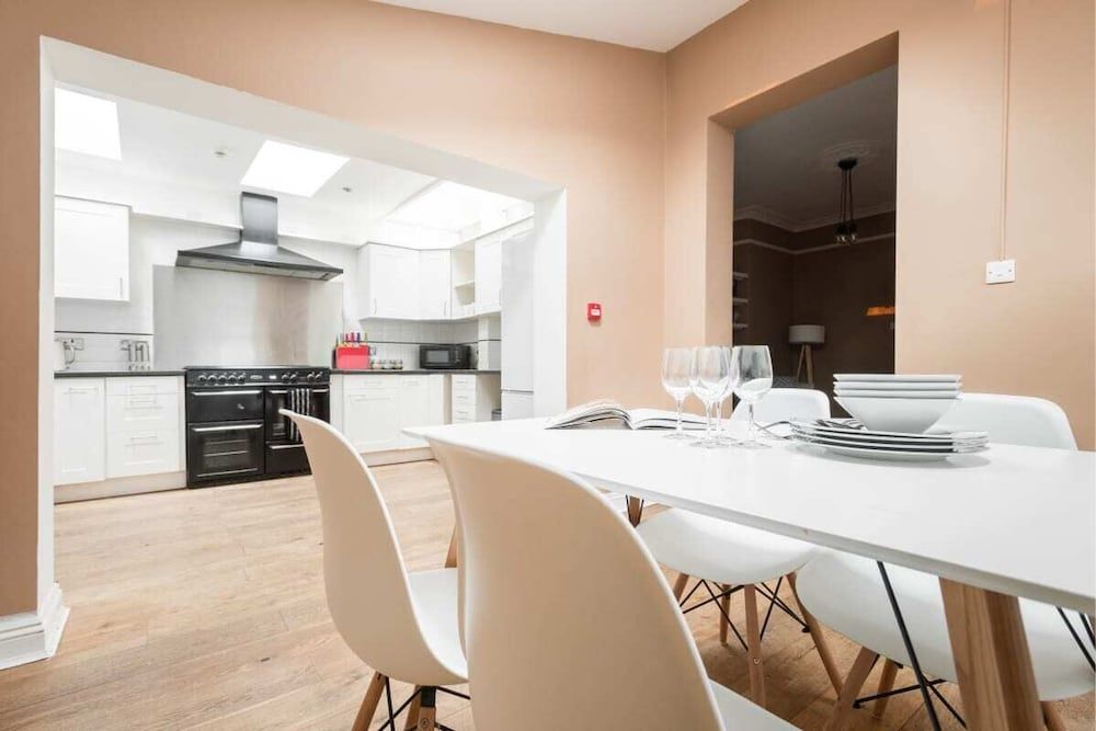 undefined The Hive House - Large Light-Flooded 6BDR Townhouse 3