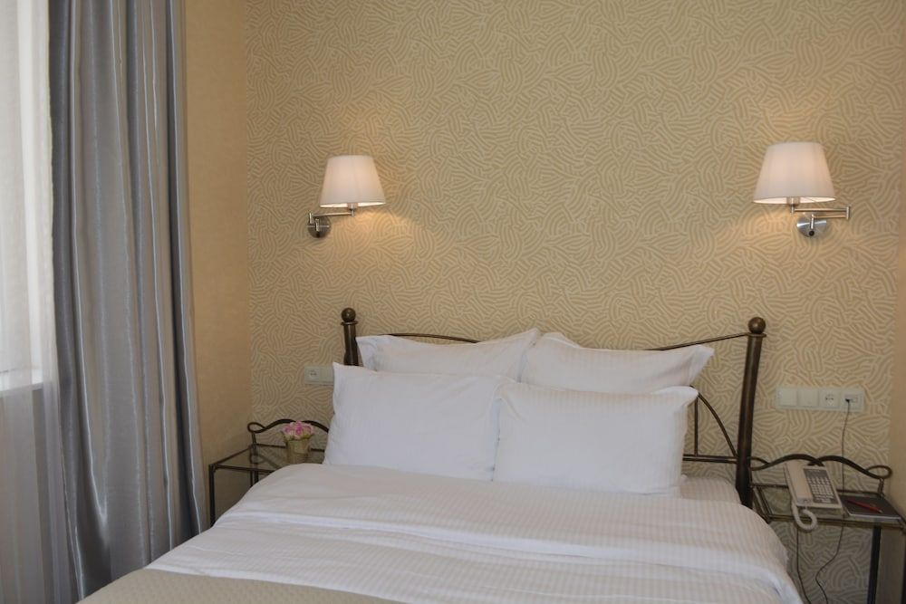 Redline Hotel Standard Room, Courtyard Area 3