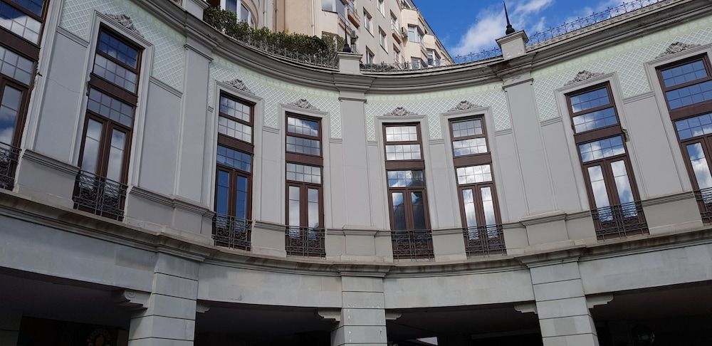 undefined Redline Hotel 6