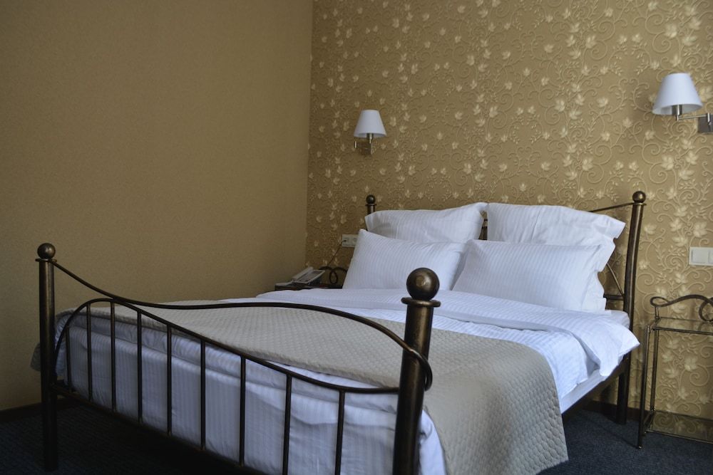 undefined Redline Hotel 4