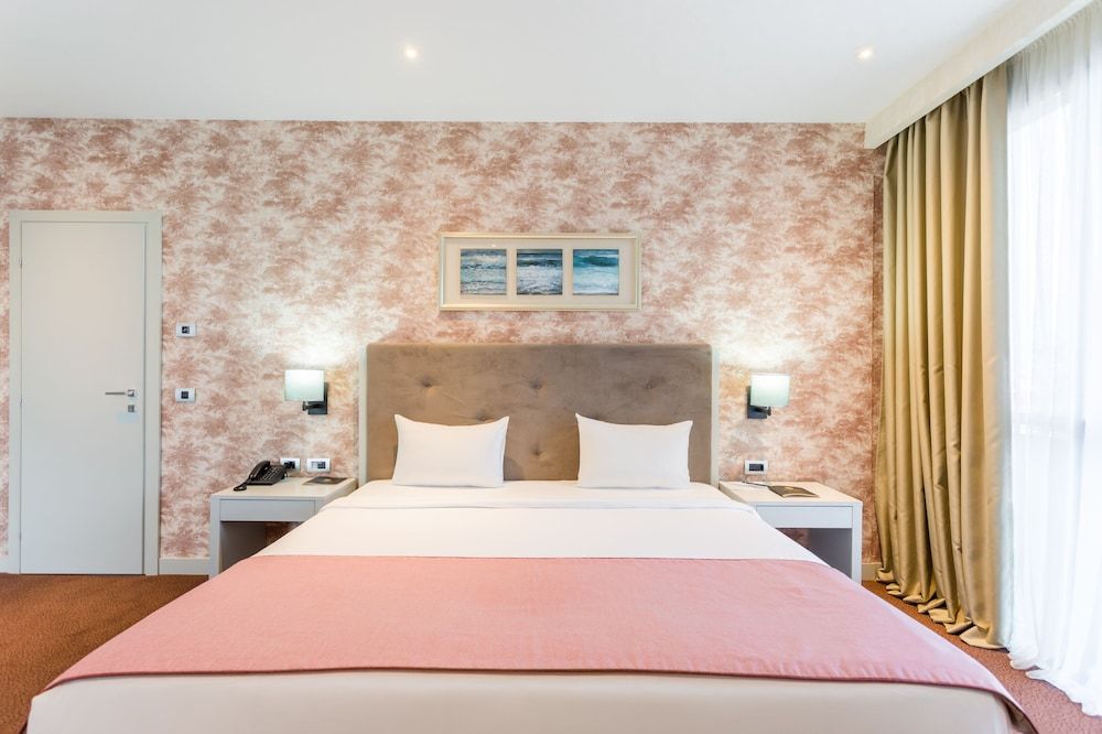 undefined The Grand Gloria Hotel 3