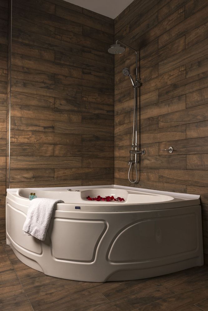 Vedzisi Garden Hotel Deluxe Double Room, 1 King Bed, Bathtub, Garden View 7