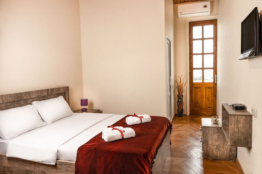 Vedzisi Garden Hotel Standard Double Room, 1 Queen Bed, City View 2