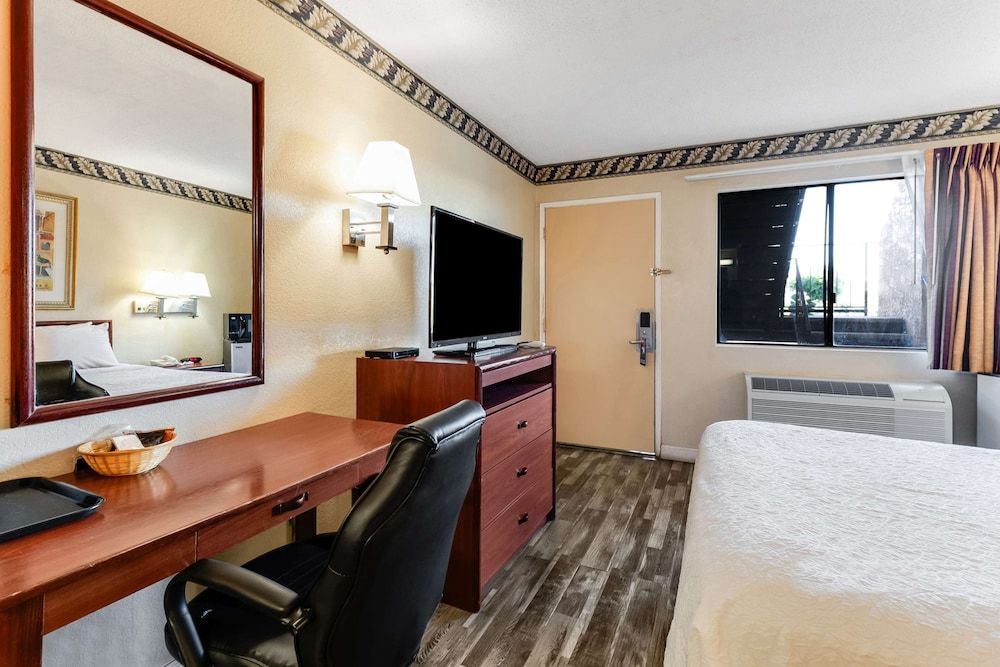 Knights Inn Madera Room, 1 Queen Bed 9