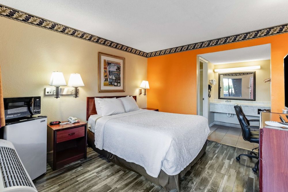 Knights Inn Madera Room, 1 Queen Bed 3